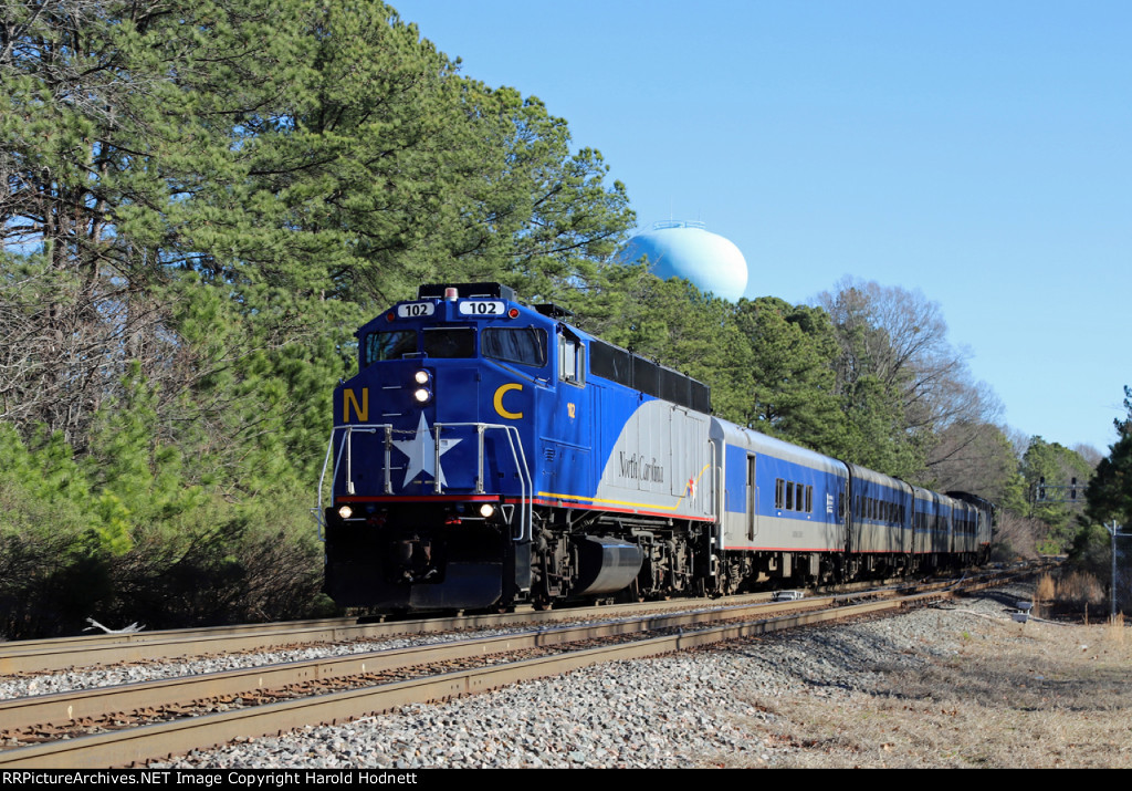 RNCX 102 leads train P073-01 towards the station